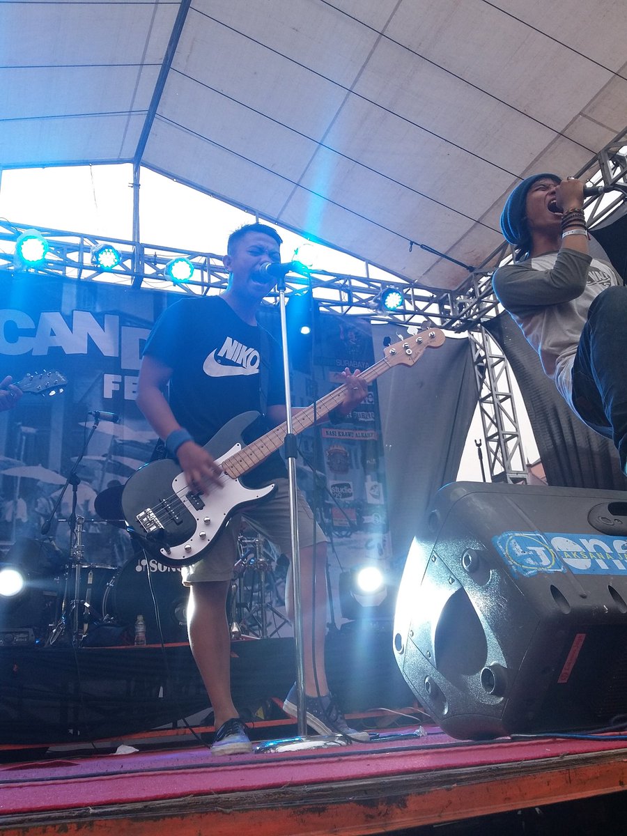 hotfamilysby's tweet photo. #StageNow @holiday_oftania at lap.@UntagSurabaya #IcanDoiT2016 https://t.co/f1BBQi0N5I