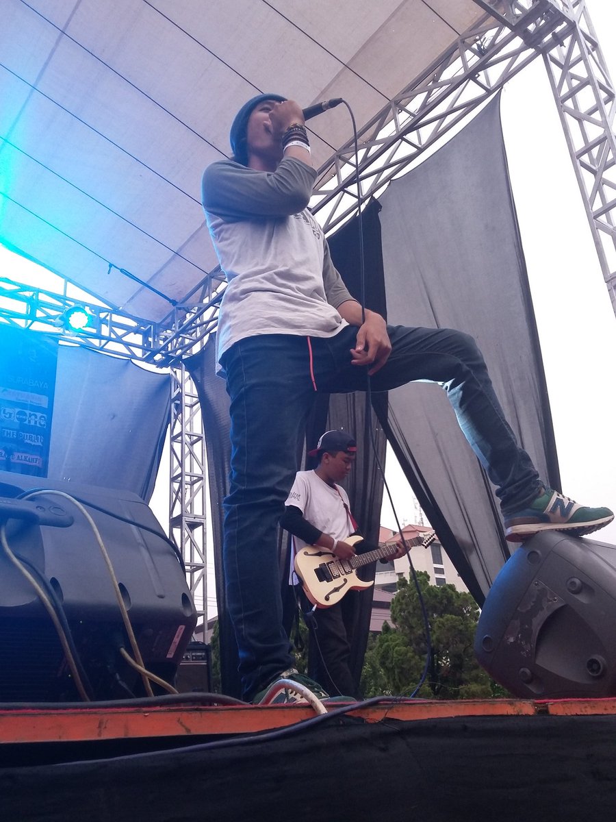 hotfamilysby's tweet photo. #StageNow @holiday_oftania at lap.@UntagSurabaya #IcanDoiT2016 https://t.co/f1BBQi0N5I