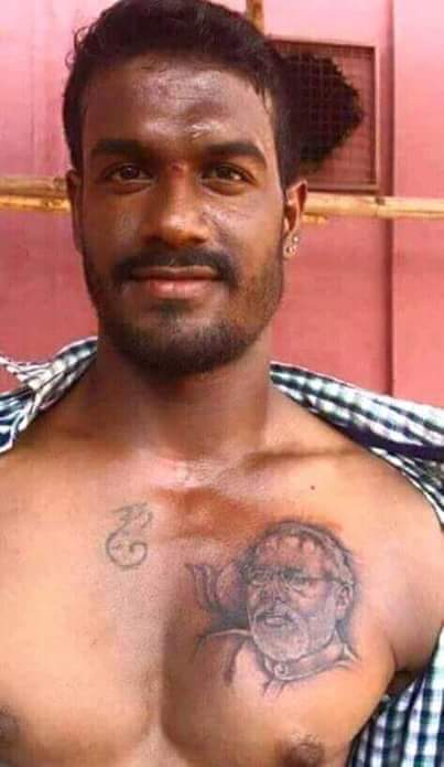 Dkrantikari's tweet photo. हा हा हा यह देखे मोदी जी के एक अंधभक्त को सीने पर क्या लगा रखा है जैसे मोदी जी भगवान है @SanjayAzadSln @dilipkpandey https://t.co/cKRkA7gToO