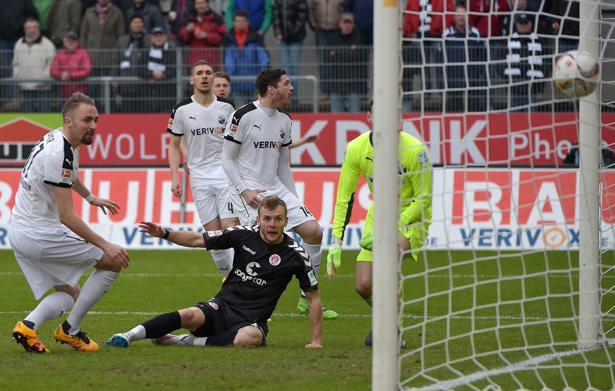 fcstpauli's tweet photo. Die Tore für die Boys in Brown erzielten Lenny #Thy (8.) und Marc Rzatkowski (40.) #svsfcsp https://t.co/FiVUJIsiG7