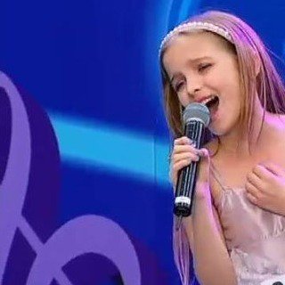 Parece que foi ontem que uma menina descobriu que sua paixão era cantar, era estar no meio artístico, era atuar💛😘😍