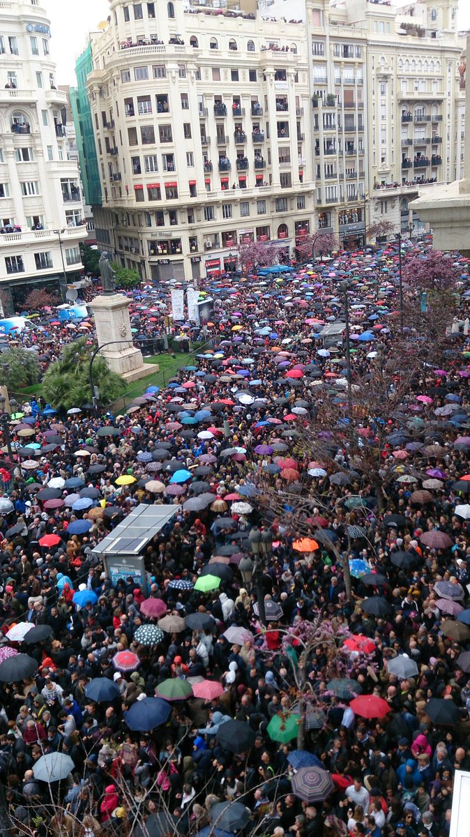 Pilar_dela's tweet photo. #Fallas2016 última mascletá #remojada https://t.co/FMzLyBpjB0