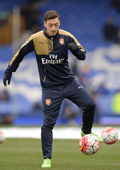 BPLPictures_'s tweet photo. Mesut Özil warming up before the game #EVEARS https://t.co/JLiypnomp0