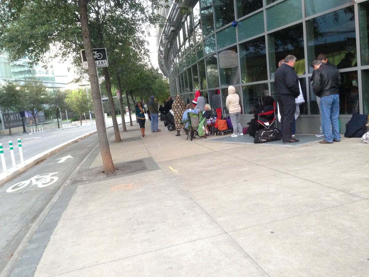 DeskExtender's tweet image. Outside #SharkTank audition! 40*F, Brrrr!!
#entrepreneur #investors #succeed #education #success