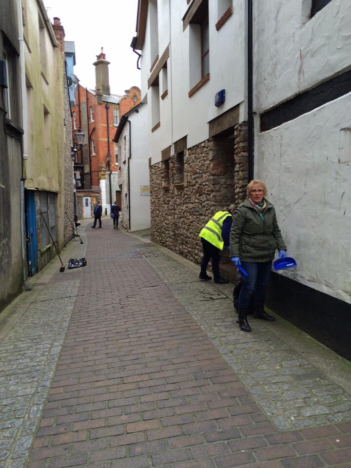 BrixhamChamber's tweet photo. Amazing how much difference a good sweep makes !! Well done all volunteers#CleanForTheQueen #brixham @Brixham https://t.co/O82MVF5Pgc