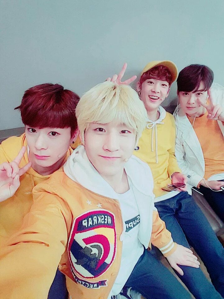 Astro__Sanha's tweet photo. 우리 지금 팬사인회로 가는데용!!! 여러분은 어디세용??ㅎㅎ 언능언능 여의도로 모여모여~ ㅋㅋ😘
#아스트로 #숨바꼭질 #아로하 #모여모여 https://t.co/fv155a7rpZ