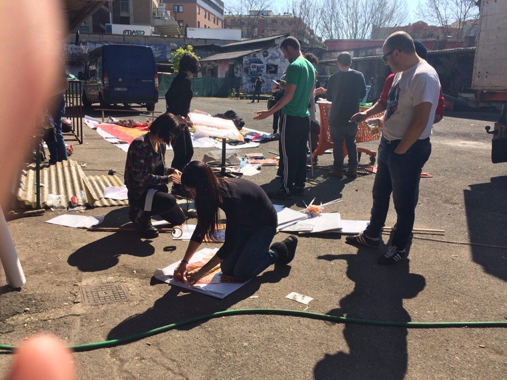 Strike_Rm's tweet photo. Preparativi in corso #RomaNonSiVende tra poco tutti a piazza Vittorio https://t.co/lplqDO7IXR