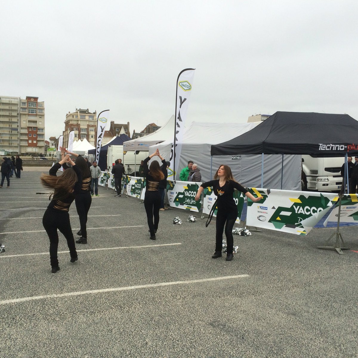 FFSportAuto's tweet photo. Ambiance sur le parc avant le #XtremShow ! #CFR #Touquet #TeamFJ https://t.co/g0z1klEHUJ