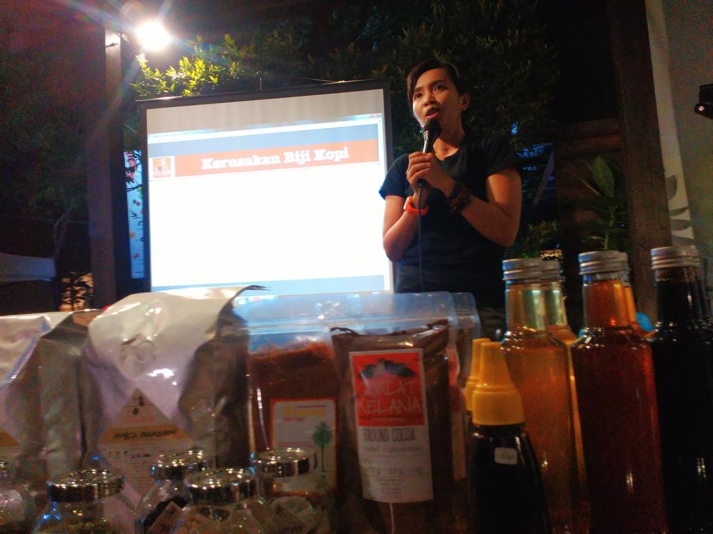 eigeradventure's tweet photo. @TweetWulan in action #DiskusiKopi #EigerAdventure #EigerWeekendBlast https://t.co/OnKSuPK75I