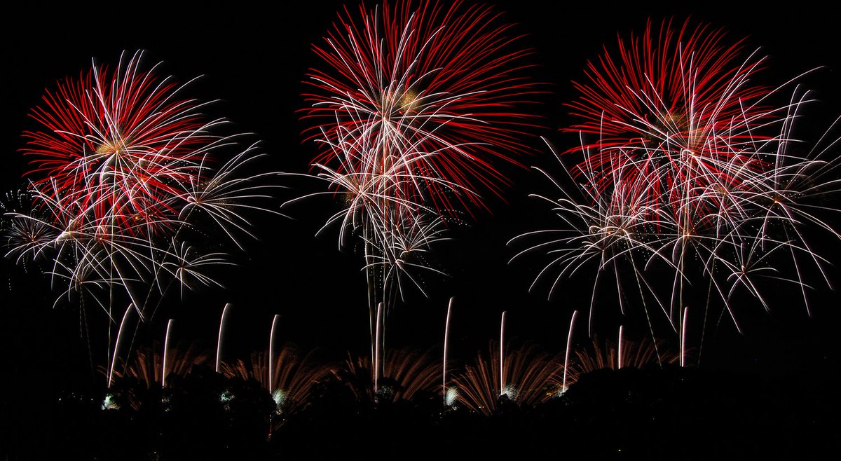 ida_kub's tweet photo. The sky was afire tonight in #Canberra. #skyfire2016 #Fireworks @1047Canberra https://t.co/h8bZNu7VOs