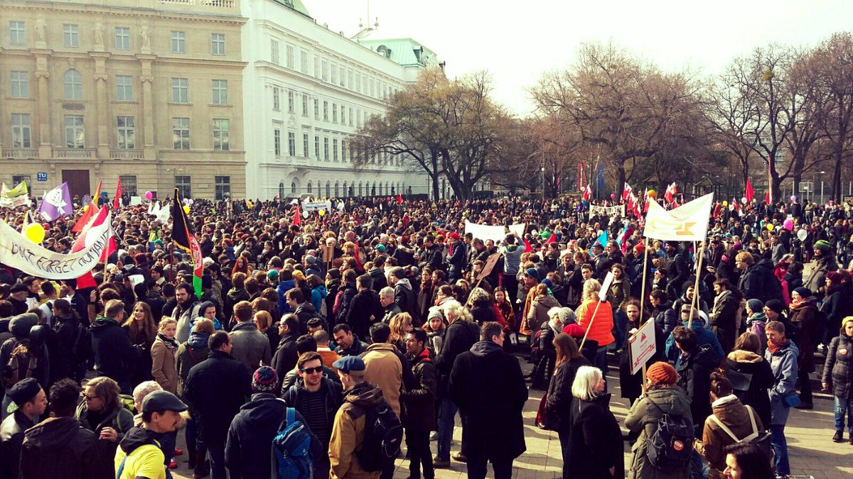 fdstadion's tweet photo. Menschen gehen für Menschen auf die Strasse. Das ist unser Europa und nicht Zäune und geschlossene Grenzen. #M19 https://t.co/FOlAAkujgL