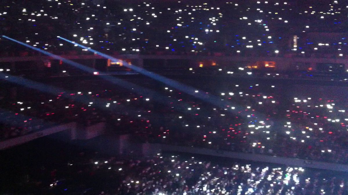 chaelieber's tweet image. #Project5SOSPH was beautiful. the arena really did looked like the Philippine flag.

#OneWeekSinceSLFLManila