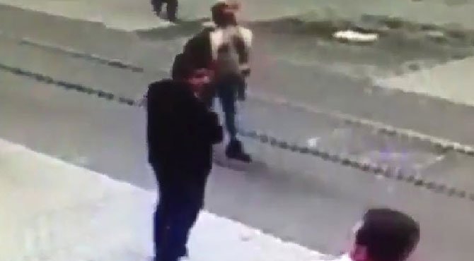 İşte canlı bombanın görüntüsü ve patlama anı

haberdar.com/video/iste-pat…