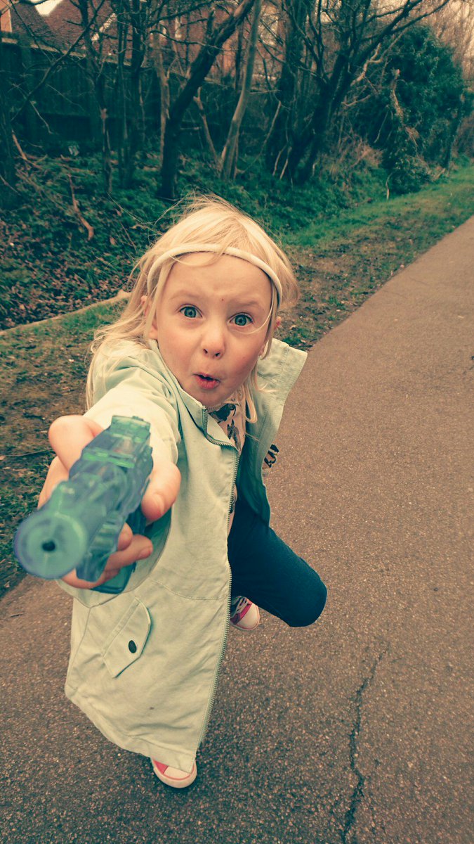 Chunky_medic's tweet photo. Future SCO&19 Esmè sporting the latest in water pistol #tacticalPrincess #TrojanEsmè https://t.co/lMvPhFUFFY