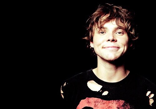 irwinstate's tweet photo. He cares so much for us &amp; the fam needs to return this  #AshtonWeAppreciateYou #iHeartAwards #5SOSFam #BestFanArmy https://t.co/C3X47ZAh22