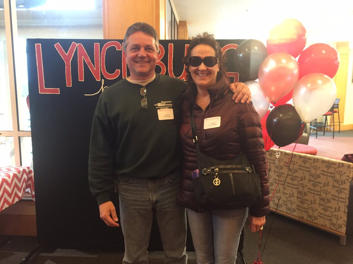lynchburg's tweet photo. Stop by the #LCselfie station in Drysdale Student Center ! #proudparents https://t.co/Mw6a54coYN