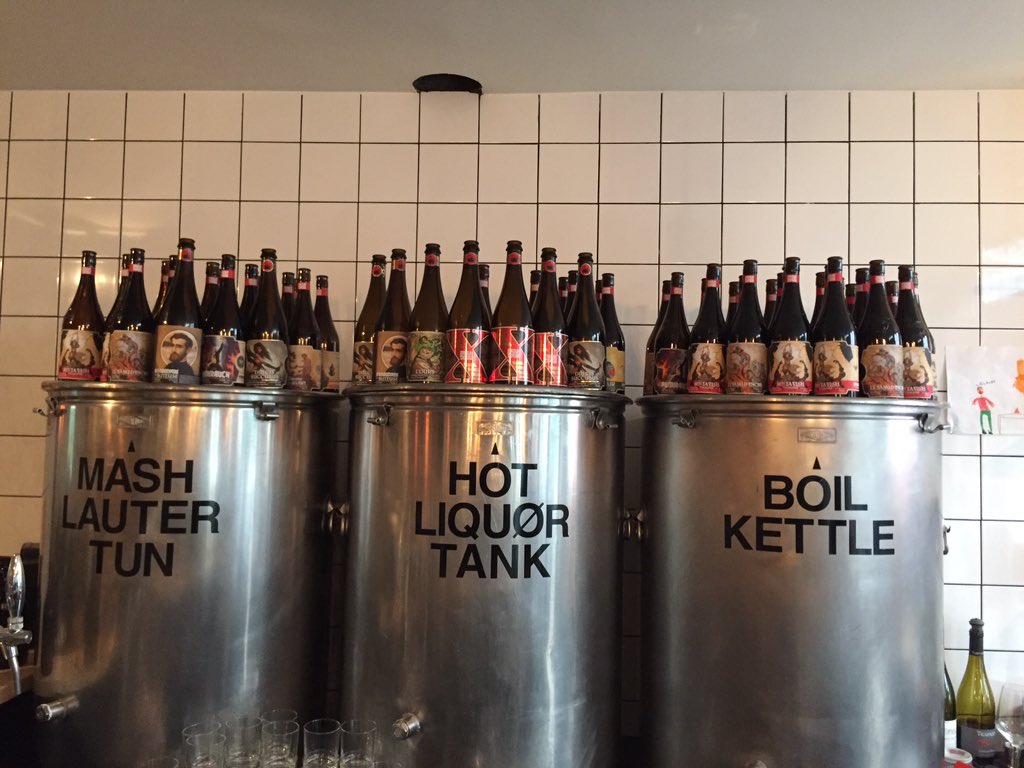 FranceNewbev's tweet photo. Une délicieuse soirée au @triangle_paris avec @troududiable #craftbeer #craftxp https://t.co/2NAD0KNyve
