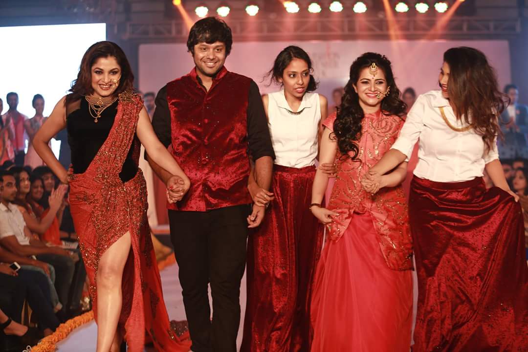 DhivyaDharshini's tweet photo. Big thanks 2 @Studio9696 for having me walk 4u guys n Happiest part was walkin along wit gorgeous @meramyakrishnan https://t.co/sGwcxyLwx1