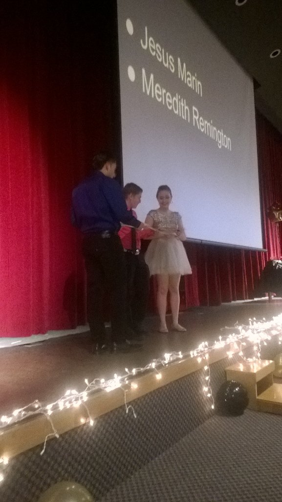 RemingtonTim's tweet photo. @mjreming Meredith received the Van Gogh art award at the #BloomingdaleOscars last night. https://t.co/cKB6yFYr7l