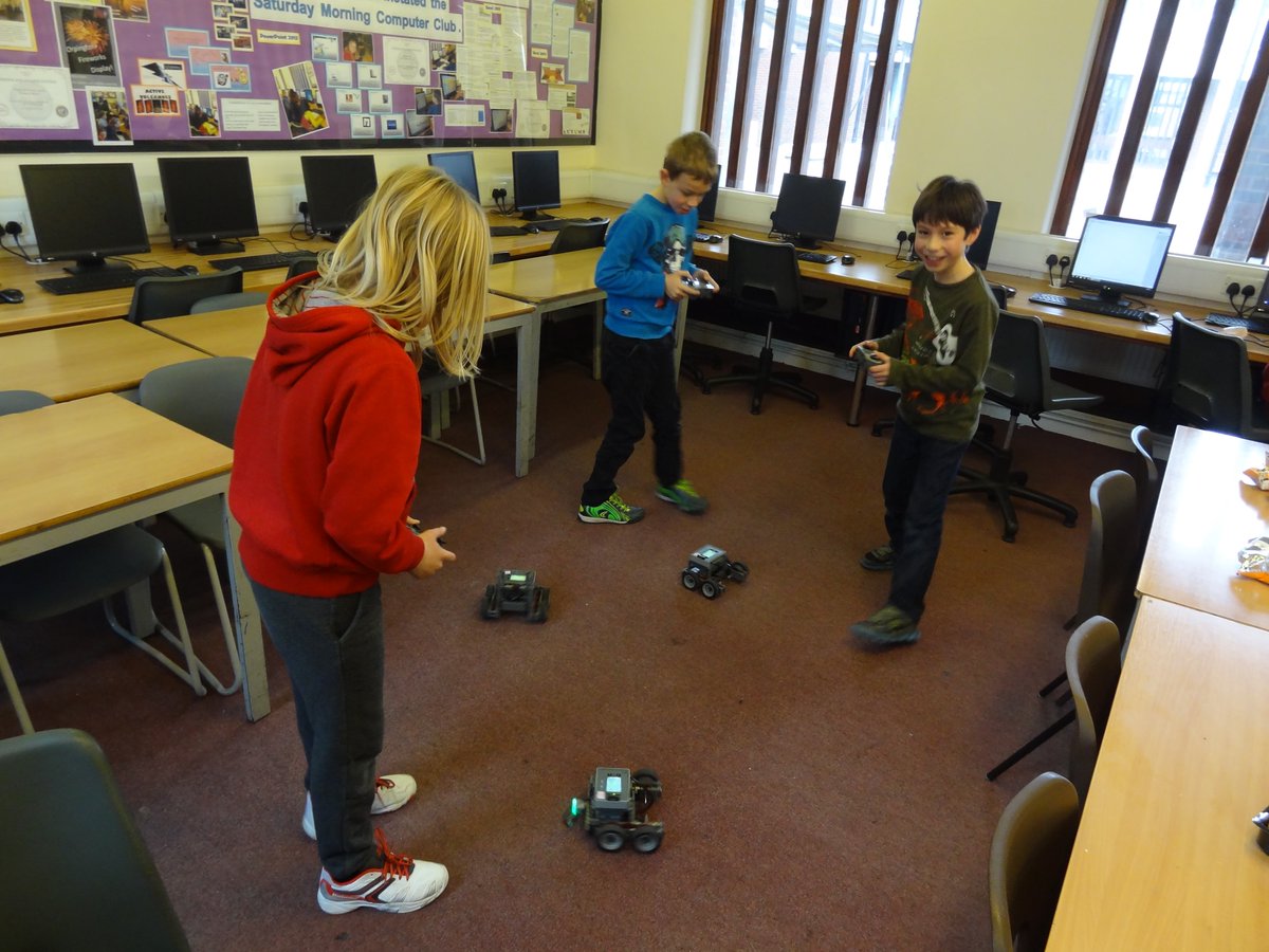 saintolaves's tweet photo. Building our #VEX IQ robots at today's Saturday Morning #Computing Club then using #Flowol to programme them ! https://t.co/LnER3Ik8Me