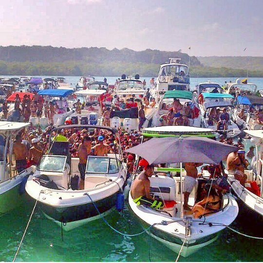 La rumba se prende en esta disco flotante #Losjuanes #Morrocoy