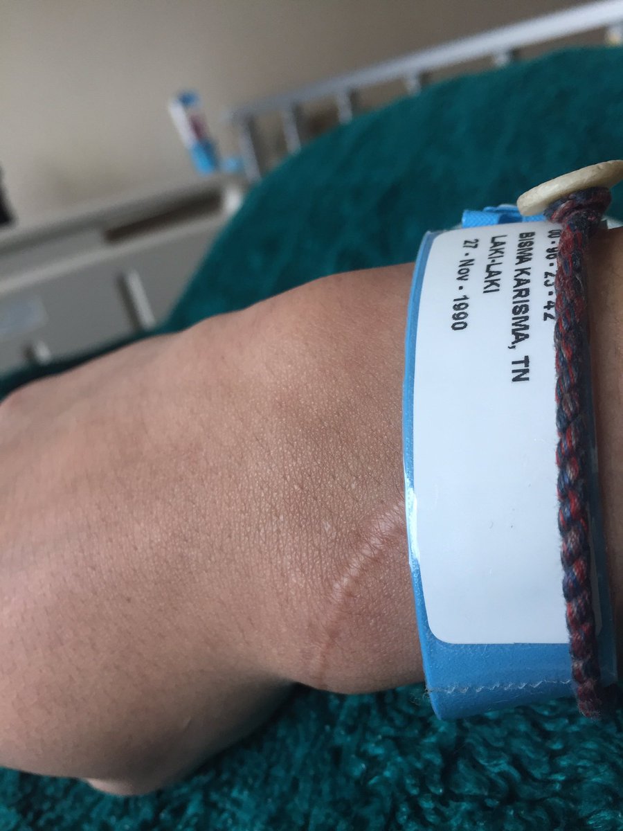 bismakarisma's tweet photo. Gelang baru di malam minggu, gelang yaa woy gelaaaang. Ge laaang bukan cincin. https://t.co/S8trAnS0Lq