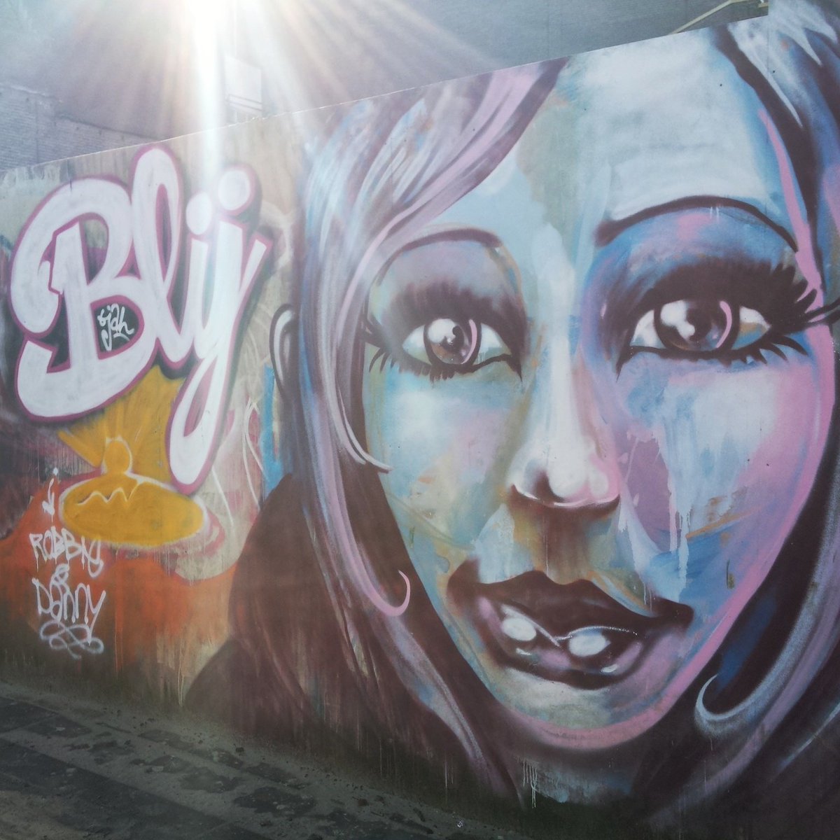 ansjelly's tweet photo. Lopend door de Meeuwerderweg kom ik zomaar een prachtig plaatje tegen #graffiti #blij https://t.co/dHDq4zvmGt