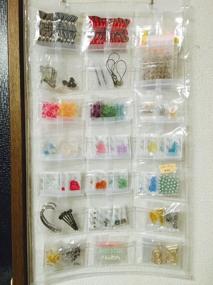 璻 百均のチャック付き袋と透明ウォールポケットで資材整理 どんな資材があるかひと目でわかるから 忘れっぽい私にはこの方法が良さそう フックで吊れば何枚か重ねられるから 種類ごとにまとめたら使いやすいかも ハンドメイド整理収納部 T 璻 百均のチャック付き袋と透明ウォールポケットで資材整理 どんな資材があるかひと目でわかるから 忘れっぽい私にはこの方法が良さそう フックで吊れば何枚か重ねられるから 種類ごとにまとめたら使いやすいかも ハンドメイド整理収納部 T