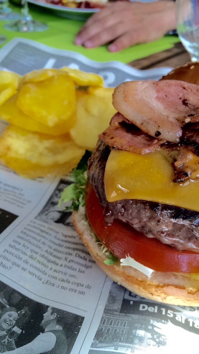 AnaCarolinaPug's tweet photo. Feliz día del padre 🍔 https://t.co/7umbZmLRWv