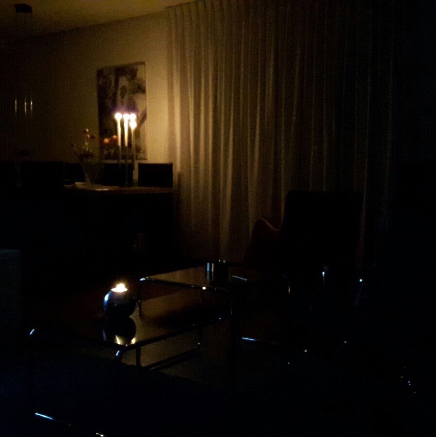 MERITMarlou's tweet photo. When you call mom to tell her about #EarthHour and 30 min later you receive a very dark picture! #love #Netherlands https://t.co/d04JSFkZKO