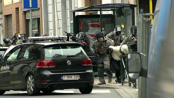 DiarioSUR's tweet photo. #Internacional | Abdeslam quería inmolarse en #París pero «se echó atrás» https://t.co/8CRBrXP2Wd https://t.co/1giXLKb4ho