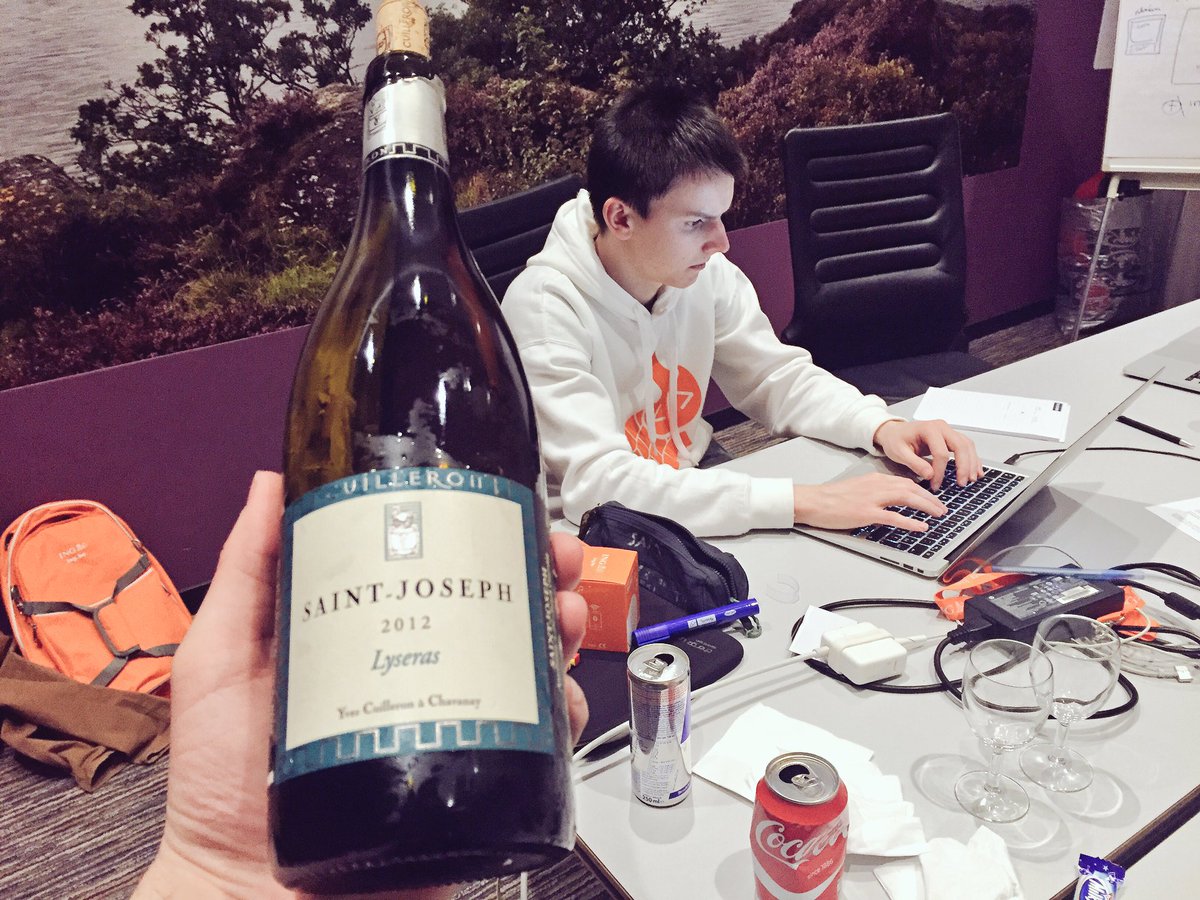 topkerels's tweet photo. Wij maken het dan ook maar gezellig eh, allee, ALCOOL! #tzalwelzijnda #SYTYCC https://t.co/rU2zGTB027