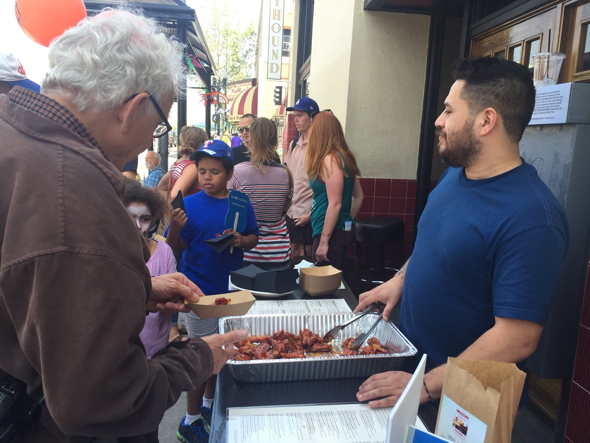 FigJamLA's tweet photo. Get a FREE taste of yummy wings right now at @TheGreyhoundLA. Happening until 2pm or wing run out . https://t.co/QBNQ2AOD6U