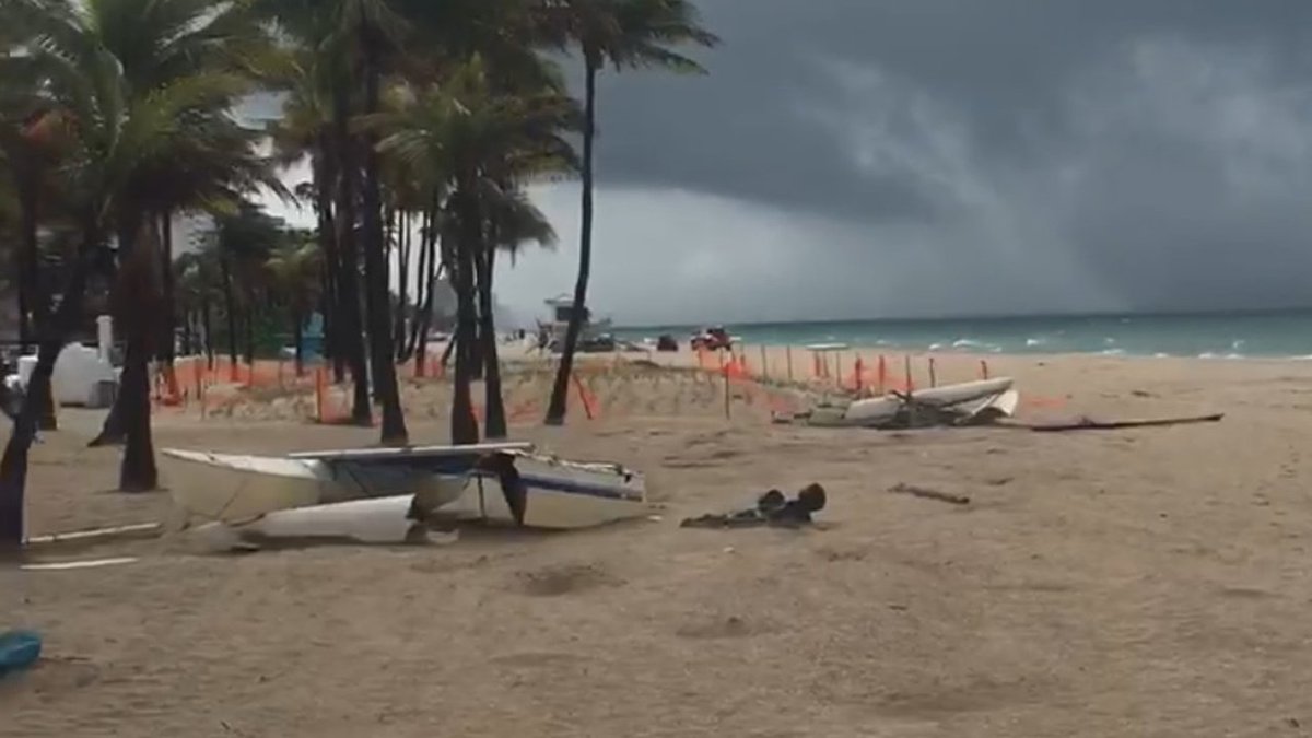 #SevereWeather: Possible #tornado leaves damage behind in Broward bit.ly/1LxtsIM?utm_me… https://t.co/woRn2Ge8F3