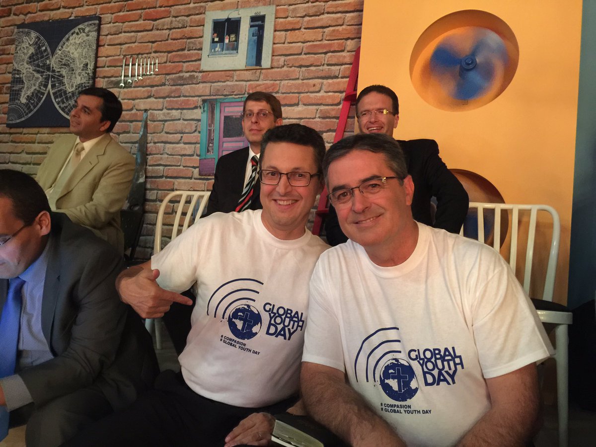 Pr. Kohler y Pr. Arco, con la camiseta puesta por el #GlobalYouthDay <a href="/prertonkohler/">Erton C Köhler</a> <a href="/stanleyarco/">Stanley Arco</a>