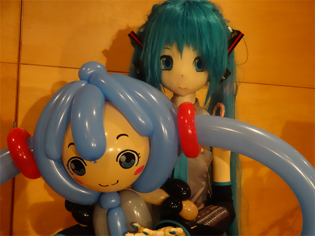 missile_39's tweet photo. 大道芸人うー@uoo2525　さんのバルーンミク さん持たせてもらった！かわいい！ https://t.co/xNMakmqDig
