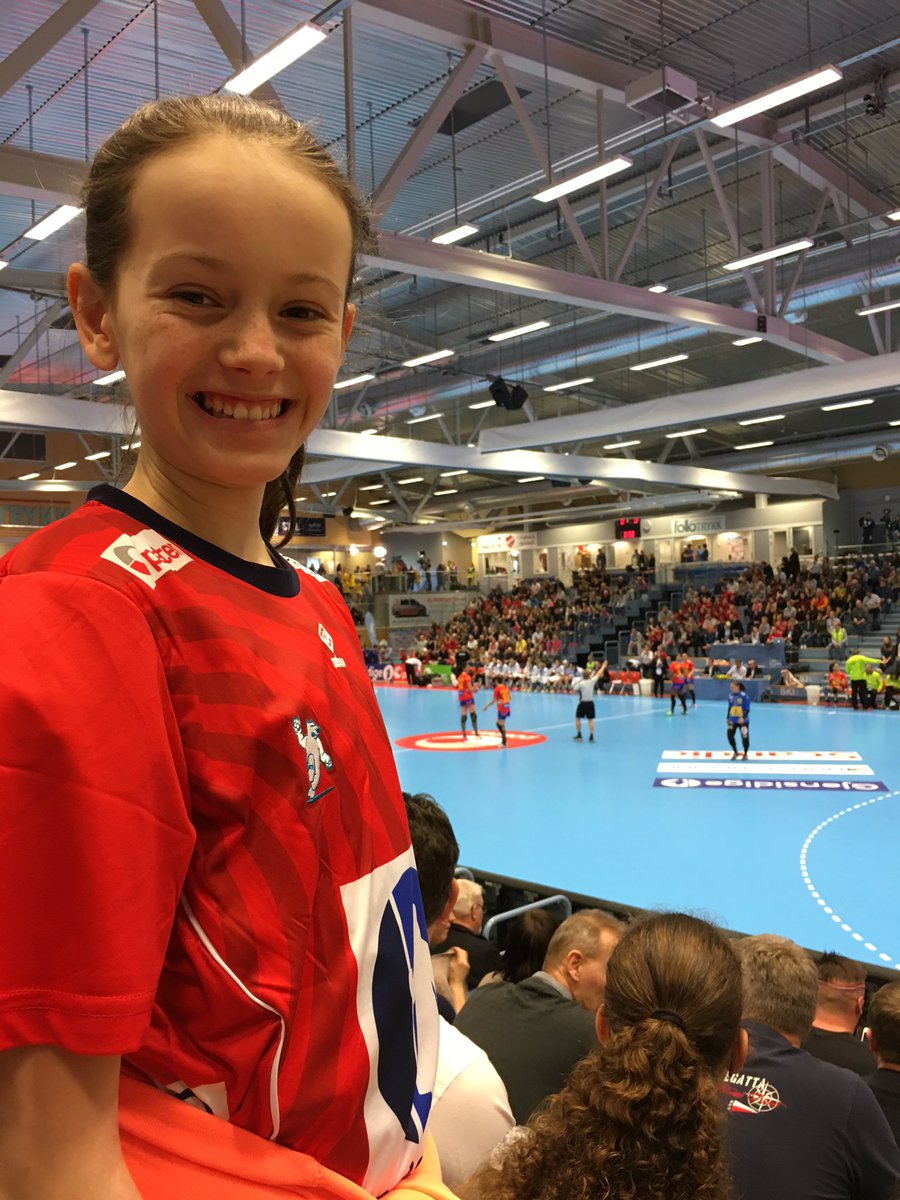 stianskaar's tweet photo. Håper håndballjentene leverer selv om det er lørdag! #PåLagMedPosten https://t.co/5um49BEUtv