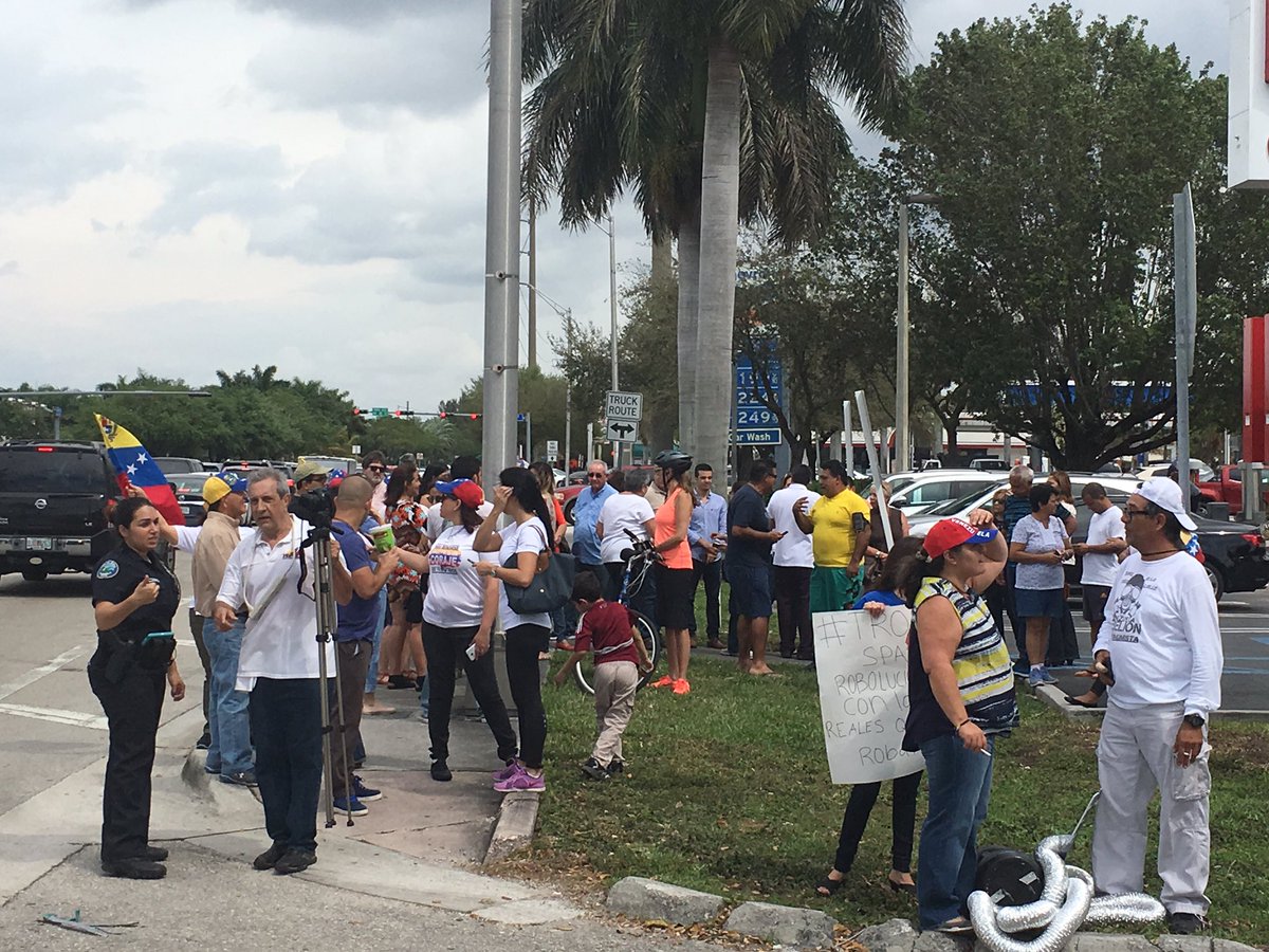 AlbertoRodNews's tweet photo. EN FOTOS - Alrededor de 150 venezolanos continúan protestando a las afueras del Spa de Iroshima Bravo en Doral https://t.co/QE695YFWz7