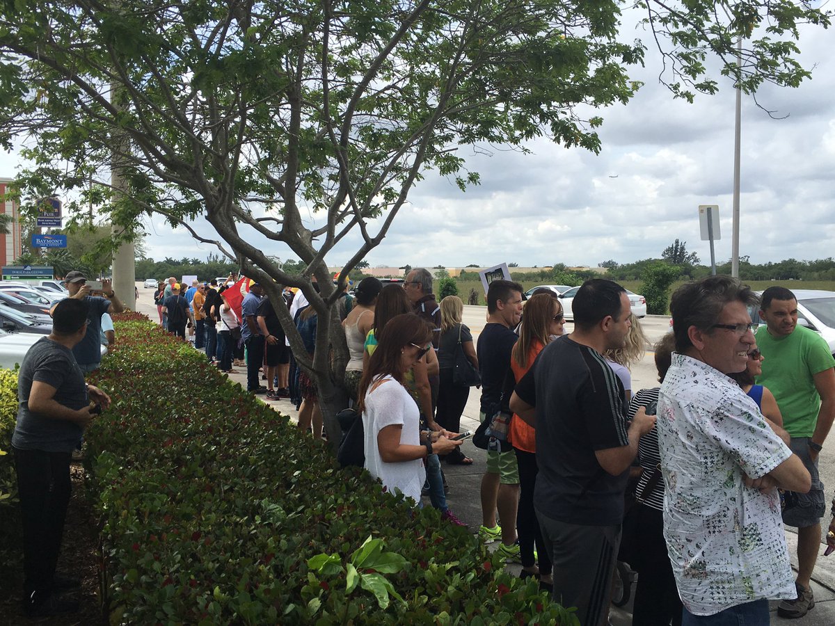 AlbertoRodNews's tweet photo. EN FOTOS - Alrededor de 150 venezolanos continúan protestando a las afueras del Spa de Iroshima Bravo en Doral https://t.co/QE695YFWz7