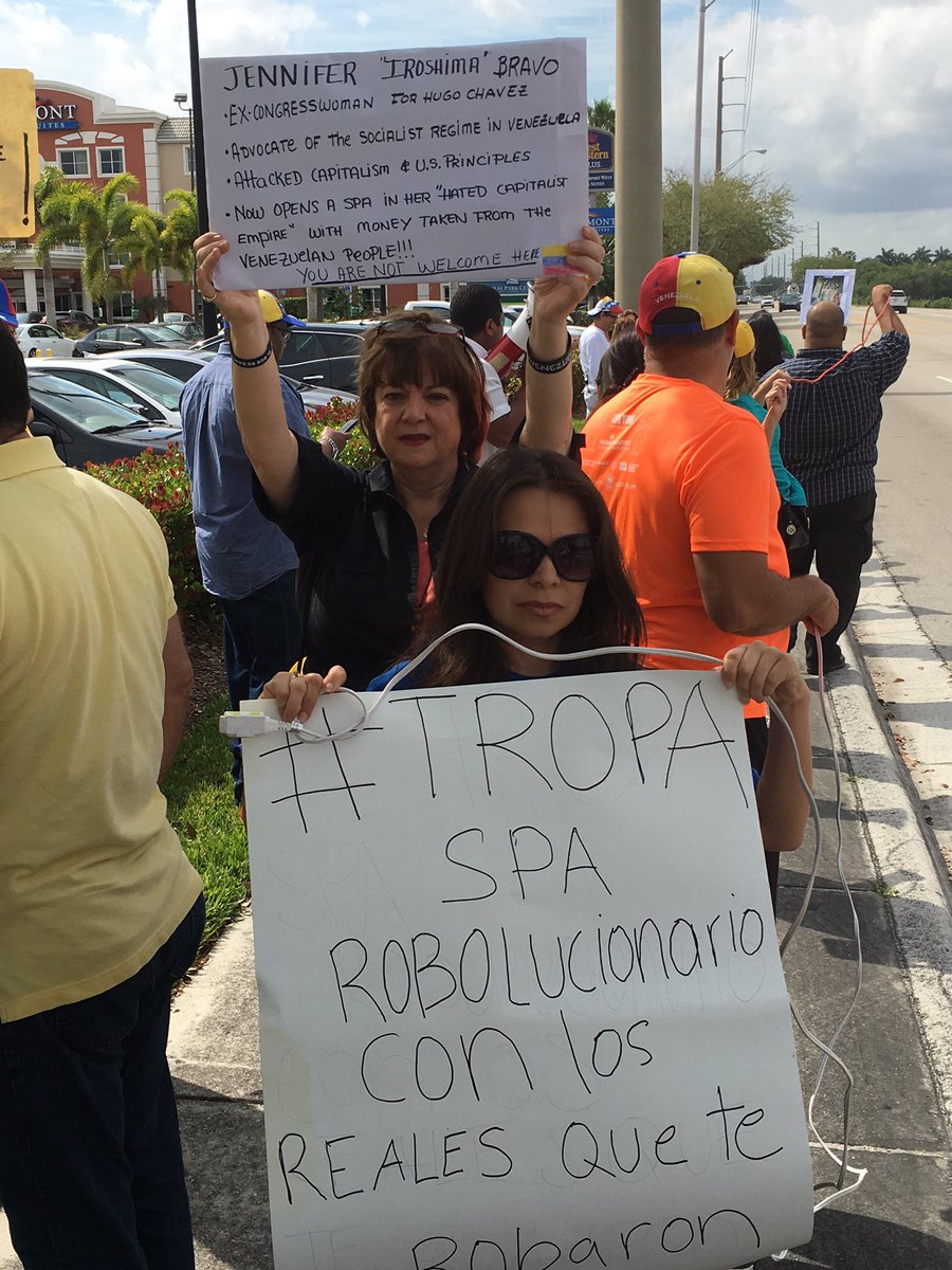 AlbertoRodNews's tweet photo. EN FOTOS - Alrededor de 150 venezolanos continúan protestando a las afueras del Spa de Iroshima Bravo en Doral https://t.co/QE695YFWz7