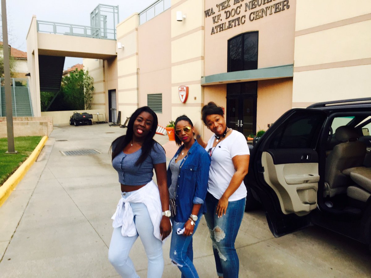 juicy__V's tweet photo. Good times and Good vibes #SXSW2016 #sisters https://t.co/04ORWPrqqi