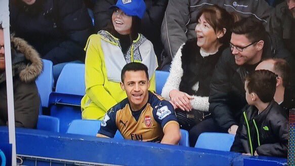 FootyHumour's tweet photo. Alexis Sanchez be like: "So this is how it feels to be Eden Hazard this season" https://t.co/0aNRusGXYa