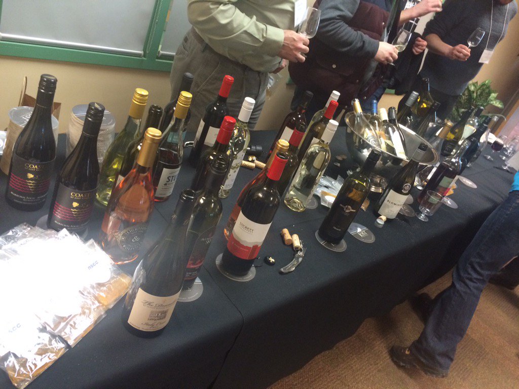 XtinaJones's tweet photo. Working on a Saturday isn't so bad when it comes with this 🍷😆 #ggans #agm https://t.co/kpvYJR4mN5