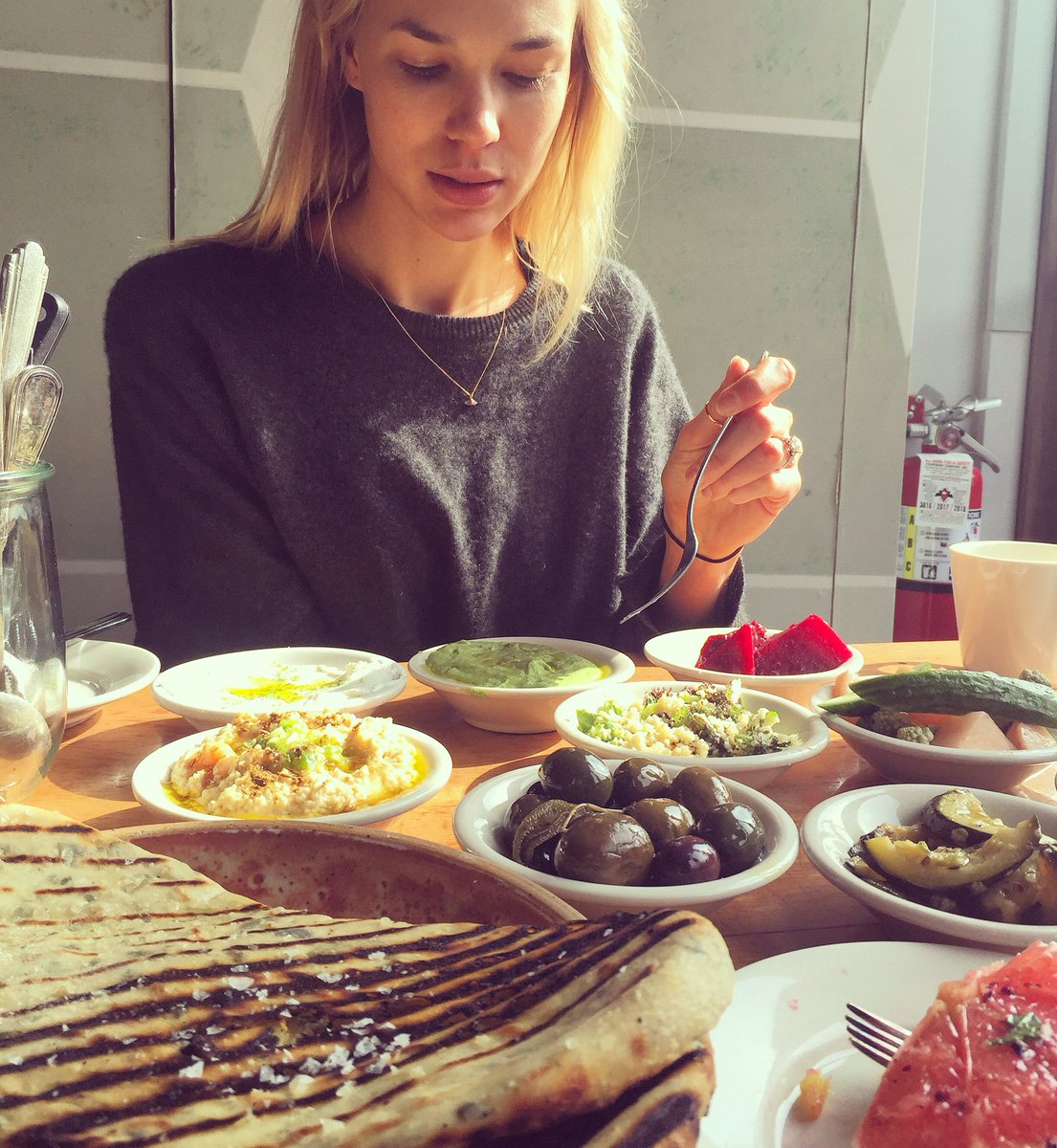 B_Maren's tweet photo. diving into the mezze feast of my dreams @glasserienyc // #glasserie #brunch #jetlagcure #flatbreadheaven π΄ https://t.co/6bDh3oILog