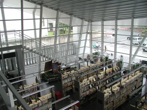 hkazano's tweet photo. なぜか去年つぶやいた「なぜ建築家は自然光が射し込む図書館を作りたがるのか。本が焼けるよ」ツイートが今頃またRTされはじめているので、本が焼けそうな光射し込む日本の図書館画像ベスト4をご覧に入れましょう。 https://t.co/7WOxY12BqP