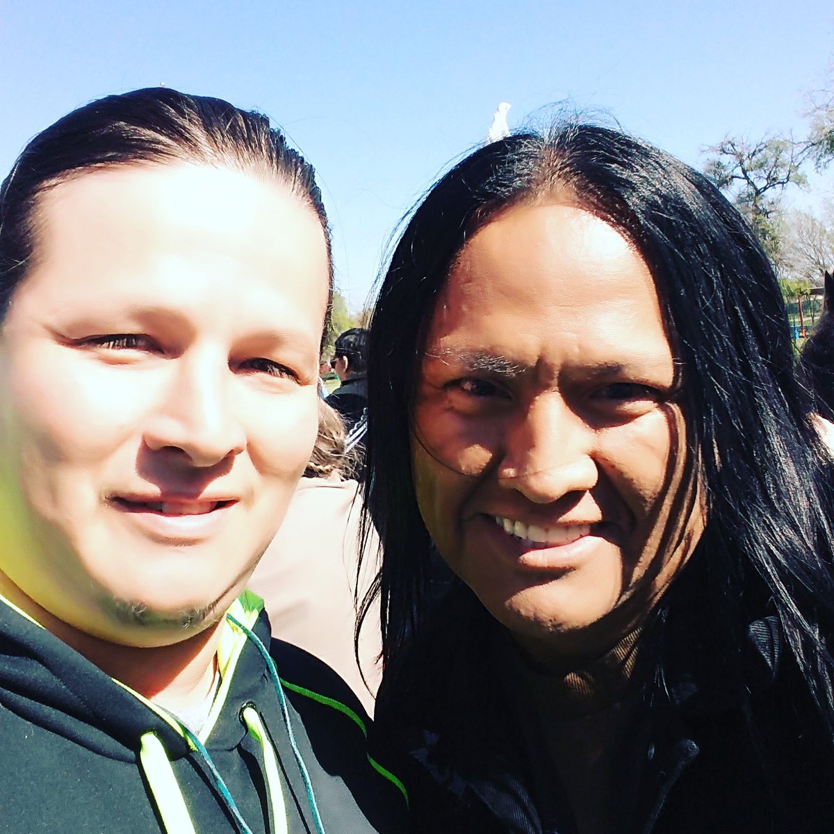 SawRob's tweet image. Hanging with @Redcloud_Arthur. #revenant #nativeactor #santafedays #nativeamericana