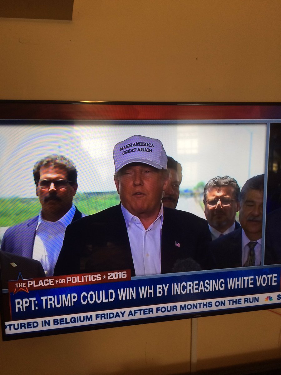HCorderoGuzman's tweet photo. "Trump could win white house by increasing white vote" is the headline! #Racializing much? Some #whitesupremacy shit https://t.co/EJ7Shh0n5B