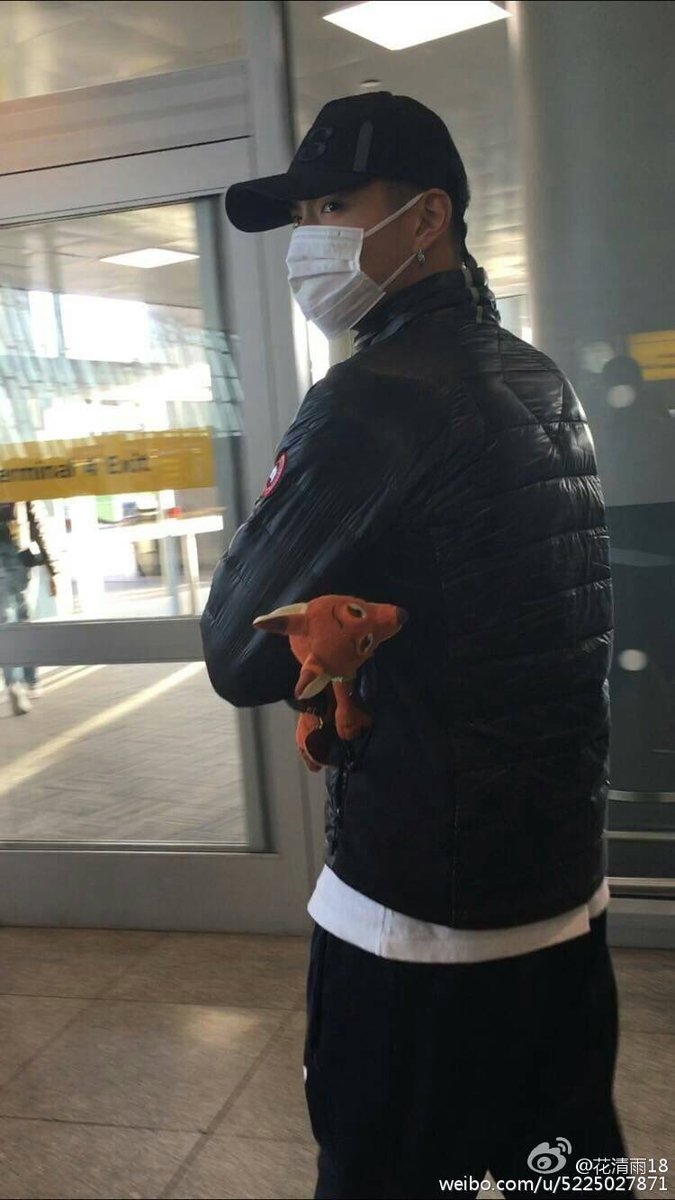 SkulLaeEy's tweet photo. เหยดดดดดดดด กูนึกว่าคนเจอพี่คริสจะเจอในรถปกติ แต่นางนั่งรถลีมูซีน มีความหล่อ มีความรวย มีความอินเตอร์ 😂😂😂😂 https://t.co/oOWbqJFnrV