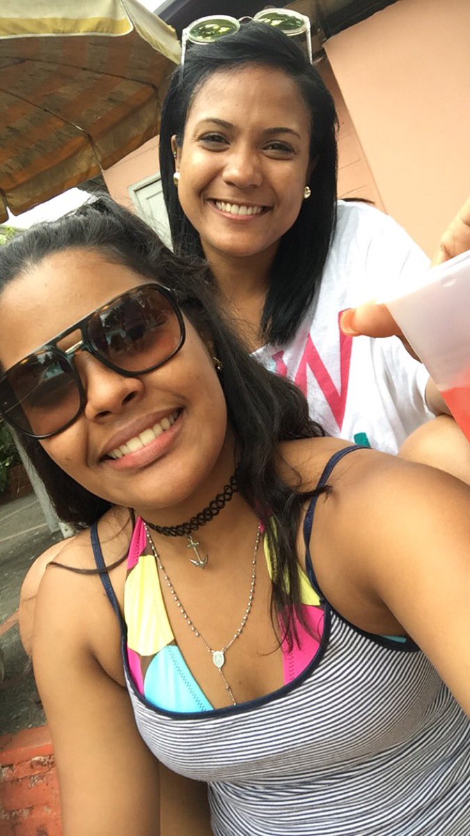 GlendysMendez_'s tweet photo. #MustasheParty @carolinitabueno #dBonche https://t.co/SGRVqxyWQe