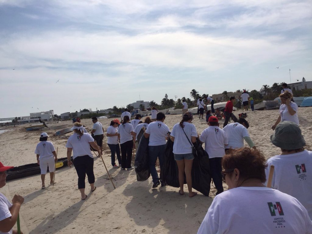 LucyOmana's tweet photo. Trabajando unidos por un México limpio #juntoshacemosmas #limpiezanacionaldeplayas #YUCATAN #seguimosenProgreso https://t.co/sn707bN1FB